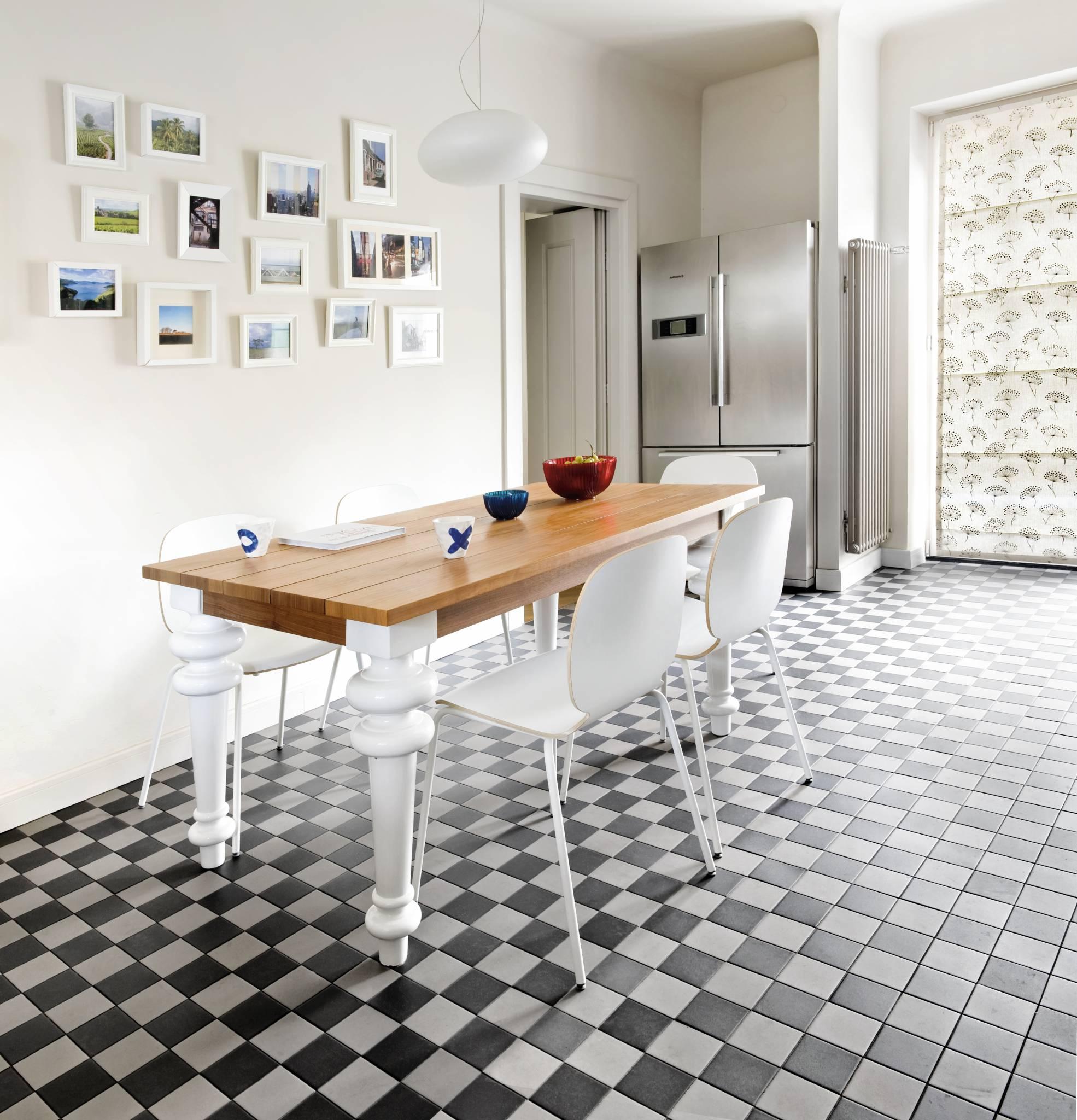  Kuchenny stół Gray 33, z firmy Gervasoni, projektu Paoli Navone, zaproponowała Maria Thiel-Roman. Tak jak ten dom łączy on w sobie stare z nowym. (Fot. Jakub Pajewski)