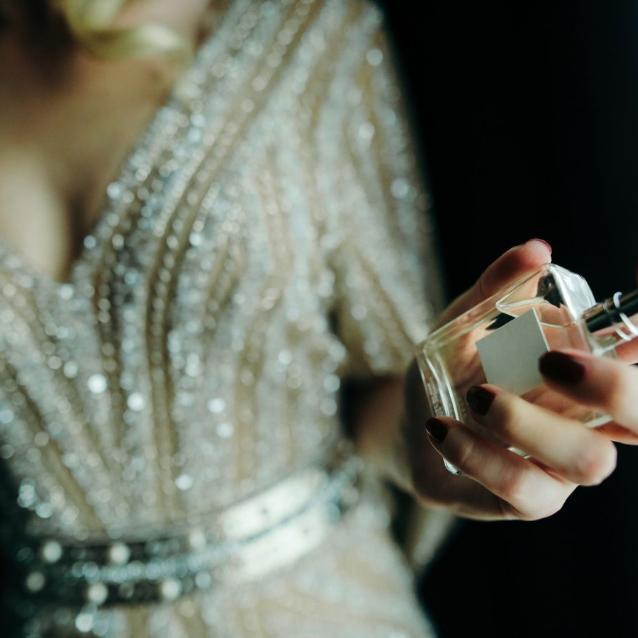 Najseksowniejsze perfumy damskie często grają kontrastami i nigdy nie są jednoznacznie słodkie czy kwiatowe. (Fot. iStock)