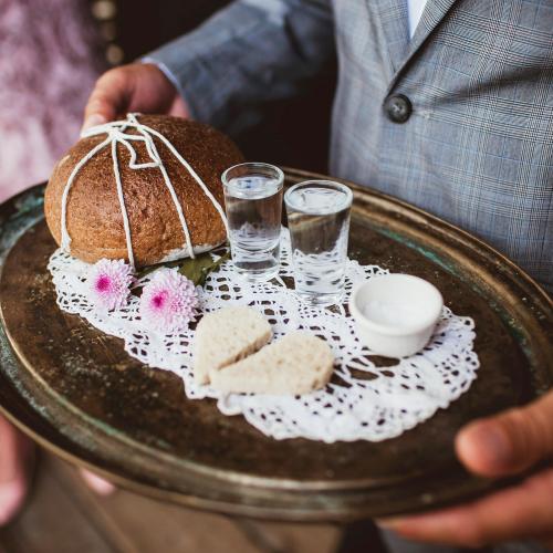 Tradycja powitania nowożeńców chlebem i solą ma zapewnić nowożeńcom dobrobyt, szczęście i wieczną miłość. (Fot. iStock)