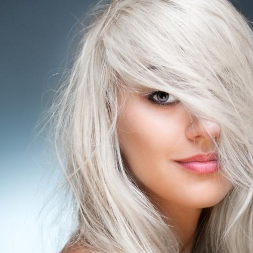 Siwe włosy są bardziej sztywne i mają inną strukturę niż te z pigmentem, dlatego trzeba o nie umiejętnie dbać. (Fot. iStock)