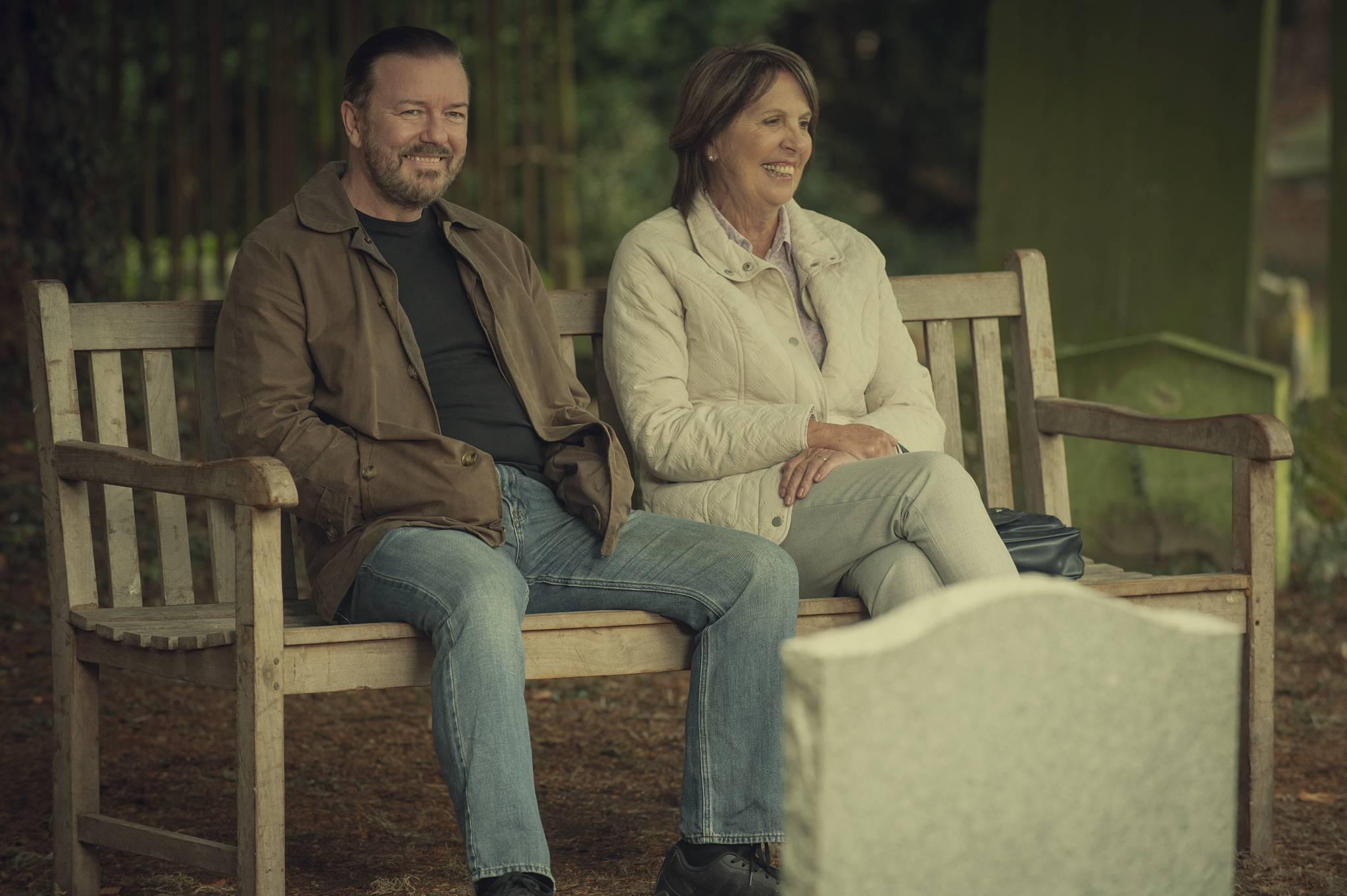 Tony (Ricky Gervais) i jego cmentarna znajoma Anne (Penelope Wilton). (Fot. materiały prasowe)