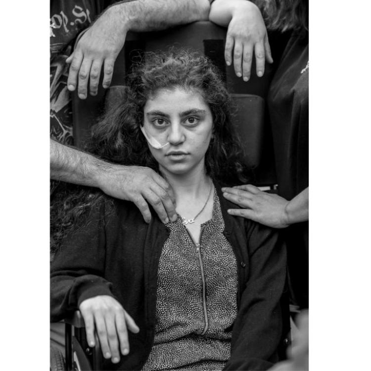 Zdjęcie polskiego fotografa przedstawia 15-letnią Ormiankę, która wybudziła się ze stanu katatonicznego, wywołanego długim procesem azylowym. (Fot. Tomek Kaczor dla \