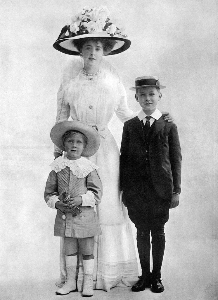 Księżna Daisy z synami: Janem Henrykiem XVII, zwanym Hanselem, oraz Aleksandrem, zwanym Lekselem, 1910 r. (Fot. Mary Evans Picture Librar/Forum)