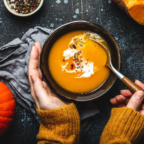 Ciepły posiłek jesienią i zimą to skuteczny sposób, aby rozgrzać się od środka. (Fot. iStock)