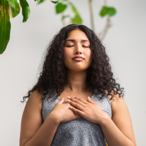 Gdy zaczynamy wolniej oddychać, pojawia się w nas większe poczucie równowagi. Oddech przeponowy sprawia też, że rozwijają się mięśnie głębokie odpowiadające za stabilizację ciała. (Fot. iStock)