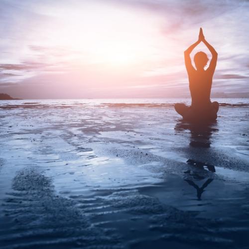 Praktykowanie jogi w pojedynkę, we własnym tempie, pozwala na zbudowanie głębokiej i harmonijnej relacji ze sobą, ze swoim Wyższym Ja (fot. iStock)