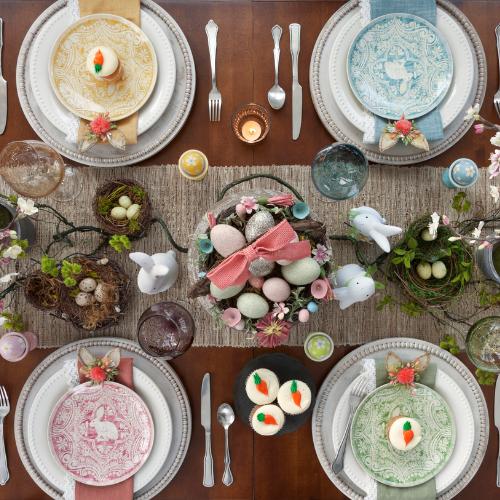 Pięknie udekorowany stół, odświętna zastawa i tradycyjne potrawy to nieodłączne elementy obchodów świąt. (Fot. iStock)