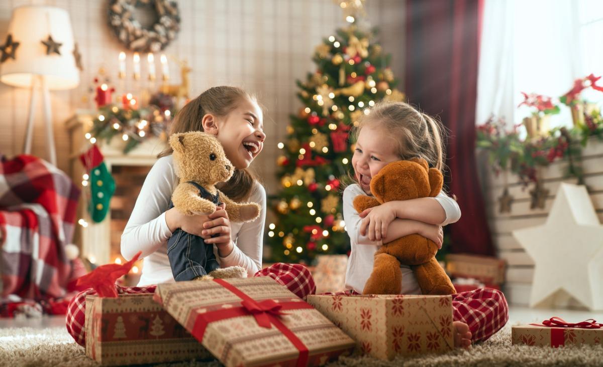 </a> Świąteczne prezenty dla dziecka bywają wyzwaniem. Czy znasz swoje dziecko na tyle, że wiesz co sprawi mu największą radość? (fot. iStock)