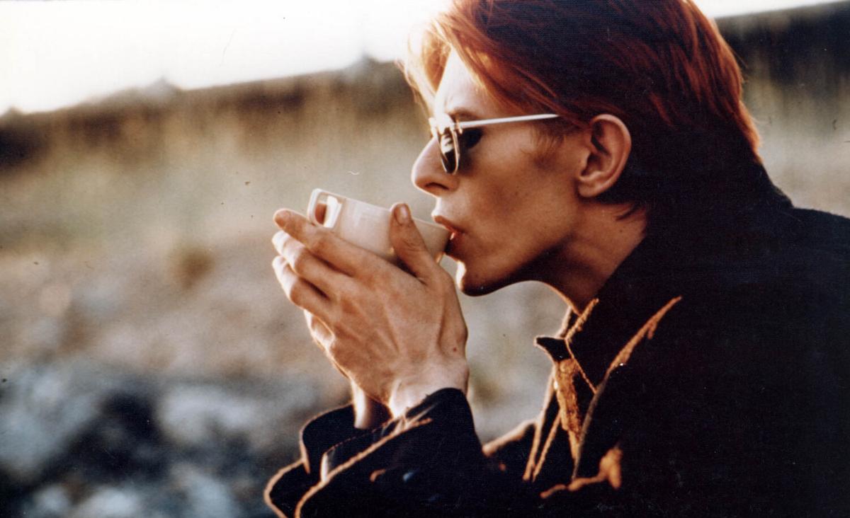 Jego nieprawdopodobna charyzma, ogromny talent oraz niepohamowana odwaga w eksperymentowaniu pozwoliły mu stworzyć niezwykle interesujące kreacje aktorskie i zyskać miano jednego z najzdolniejszych muzyków grających w filmach. Na zdjęciu: David Bowie w filmie „Człowiek, który spadł na ziemię” (1976). reż. Nicolas Roeg (Fot. BEW Photo)