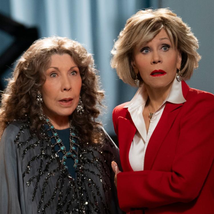 W serialu komediowym „Grace i Frankie” Lily Tomlin i Jane Fonda wcielają się w role kobiet, których życie niespodziewanie staje na głowie. (Fot. materiały prasowe)