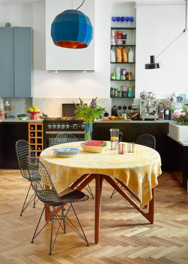 Stół w kuchni to wyszukany w Internecie projekt z lat 50. duńskiego designera Petera Hvidta. Krzesła pochodzą z Vitry, szwajcarskiej firmy rodzinnej, współpracującej z najlepszymi projektantami na świecie. (Fot. Mateusz Grzelak)
