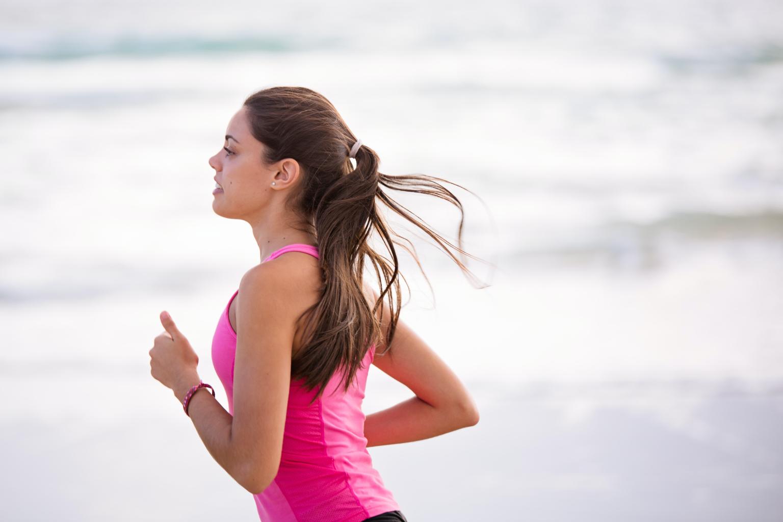 Kobiety, aby zapobiec powstawaniu cellulitu, biegają. (Fot. pexels.com)