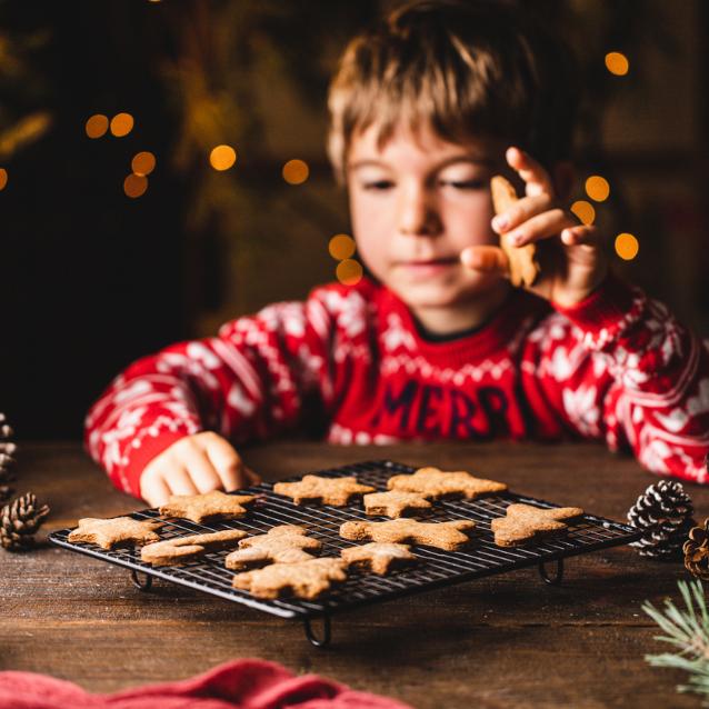 Pieczenie pierniczków to jedna z ulubionych świątecznych tradycji. (Fot. iStock)