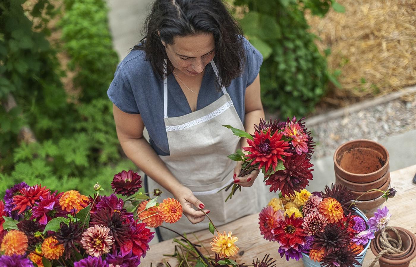  Układanie bukietów ze świeżo zerwanych z ogrodu kwiatów to wyjątkowa przyjemność. (Fot. Agnieszka Majewska)