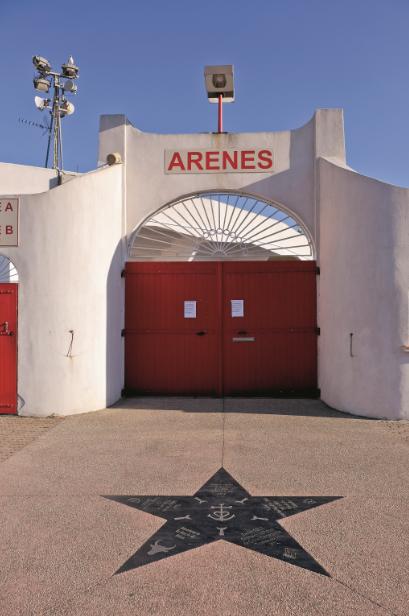  Brama słynnej areny w Saintes-Maries-de-la-Mer. (Fot. Anna Janowska)