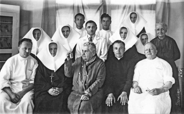 W szpitalu w Drohiczynie (1938) z tamtejszym personelem i Jadwigą Skirmuntt (w drugim rzędzie) (Fot. archiwum NAC)