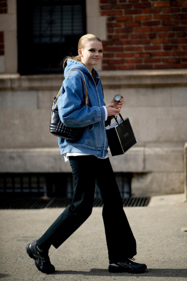 Jakie kurtki na zimę z dużym kapturem są modne? Dżinsowa – stylizacja street fashion z Nowego Jorku (Fot. Spotlight. Launchmetrics/Agencja FREE)