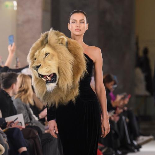 Pokaz haute couture domu mody Schiaparelli na wiosnę 2023 (Fot. Spotlight. Launchmetrics/Agencja FREE)