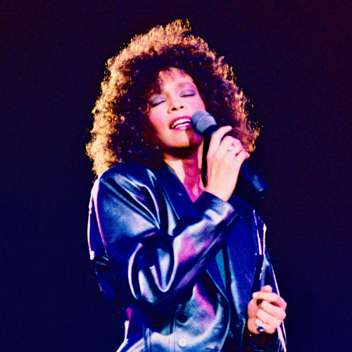 Whitney Houston przez lata wylansowała kilka dużych przebojów o miłości, takich jak „I Have Nothing” czy „I Will Always Love You” (Fot. Steve Rapport/Getty Images)