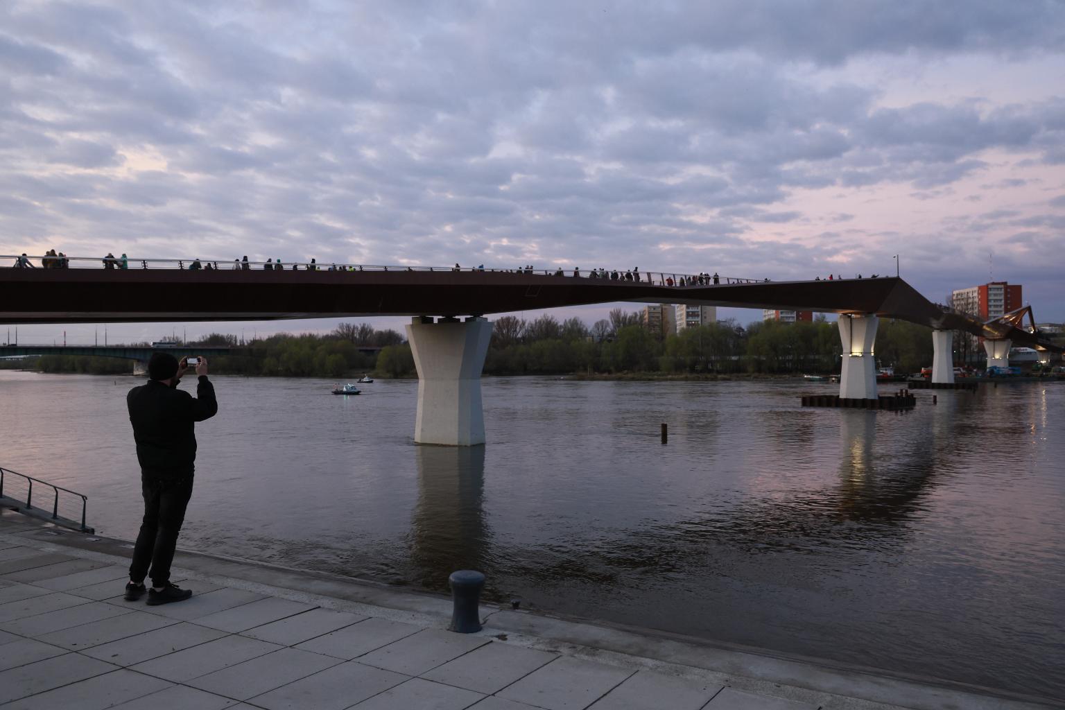 Otwarcie mostu pieszo-rowerowego na Pragę-Północ (Fot.  Jacek Szydłowski/Forum)