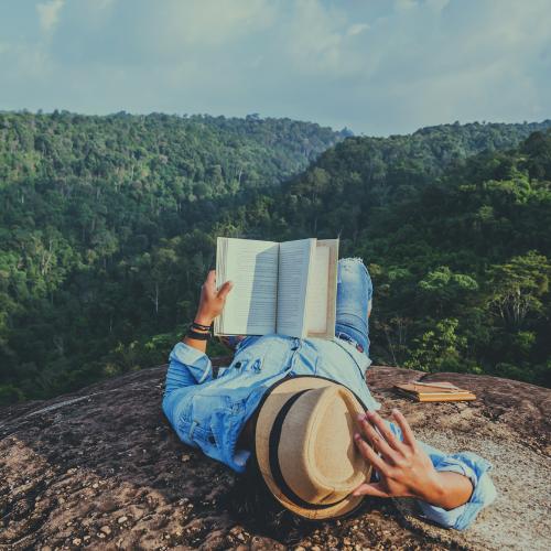 Czytanie pod chmurką to jedna z większych letnich przyjemności. (Fot. iStock)