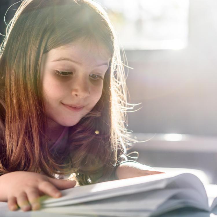 Zamiłowanie do lektury warto rozwijać u dzieci od małego, bo dzięki temu nigdy nie poczują się samotne. (Fot. iStock)