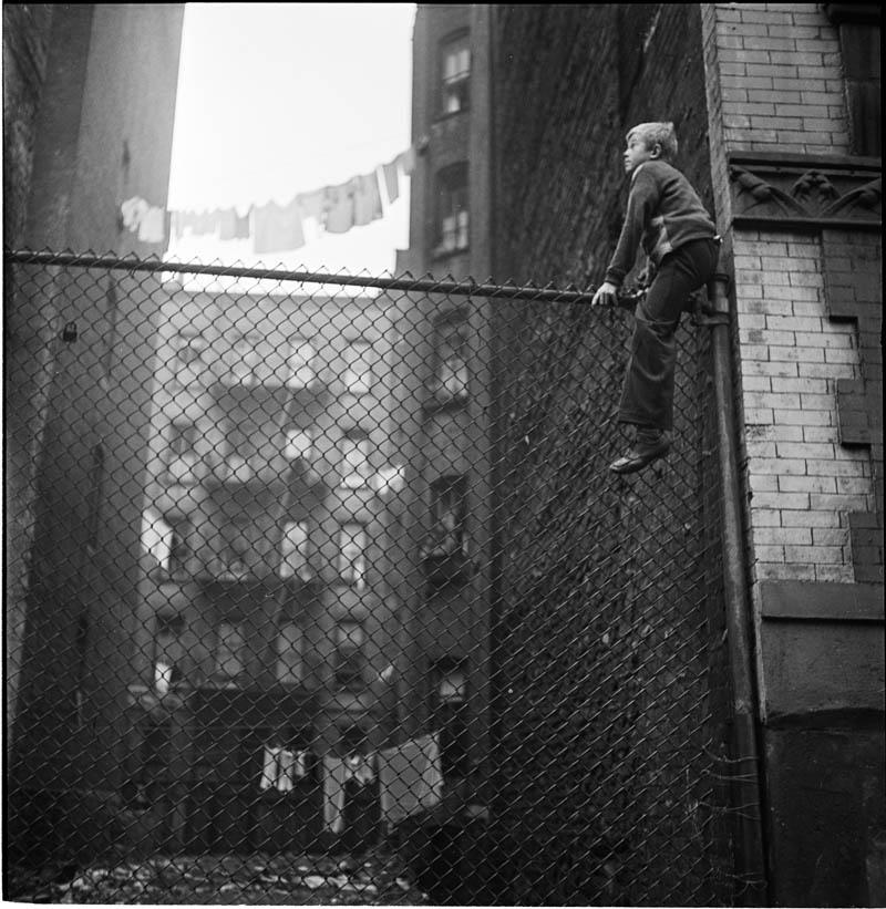 Chłopiec przechodzi przez ogrodzenie, 1947 (Fot. Stanley Kubrick)
