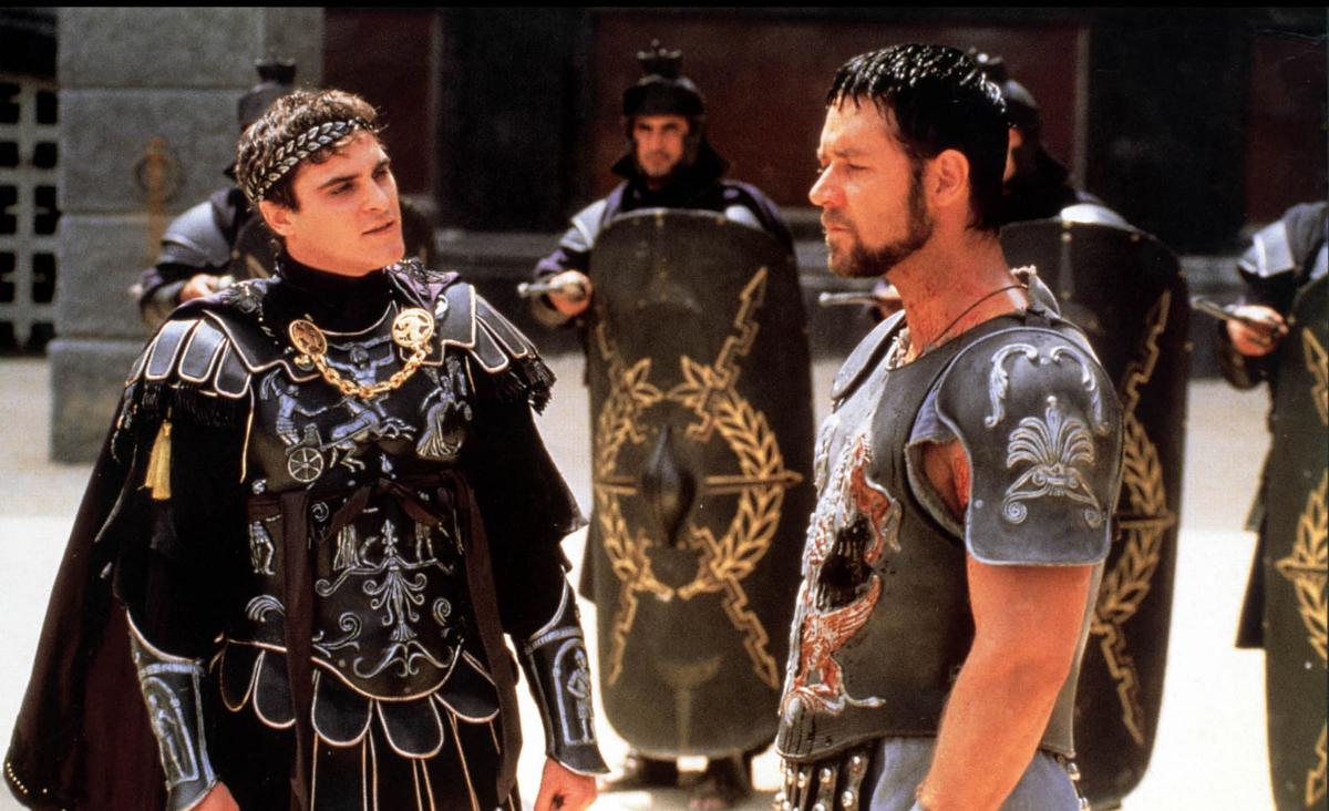 Joaquin Phoenix jako cesarz Kommodus w filmie „Gladiator” (reż. Ridley Scott, 2000), na zdjęciu z Rusellem Crowe (Fot. BEW Photo)