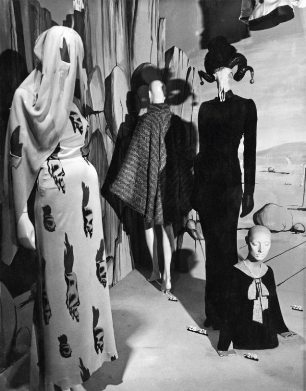 Fragment wystawy poświęconej francuskim projektantom w Muzeum Wiktorii i Alberta w Londynie (1971). Pierwsza od lewej oraz środkowa to kreacje projektu Schiaparelli z 1938 roku. (Fot. Getty Images)