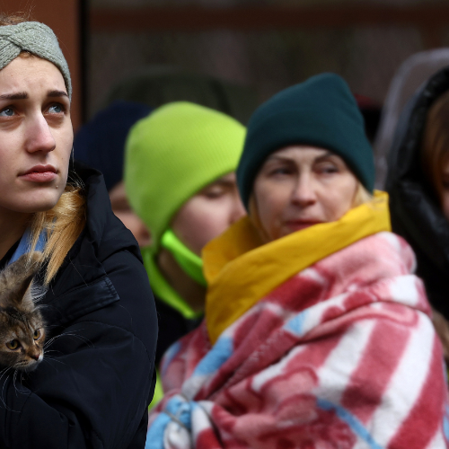 Uchodźcy mierzą się z niewyobrażalnie trudnymi uczuciami, ich więzi są zagrożone. Kobiety zostały oddzielone od swoich mężczyzn, którzy w każdej chwili mogą zginąć. Bycie ocalonymi naraża je na poczucie winy. Na zdjęciu: uchodźczynie z Ukrainy w Przemyślu, 28 lutego 2022 roku (Fot. Kai Pfaffenback/Reuters/Forum)