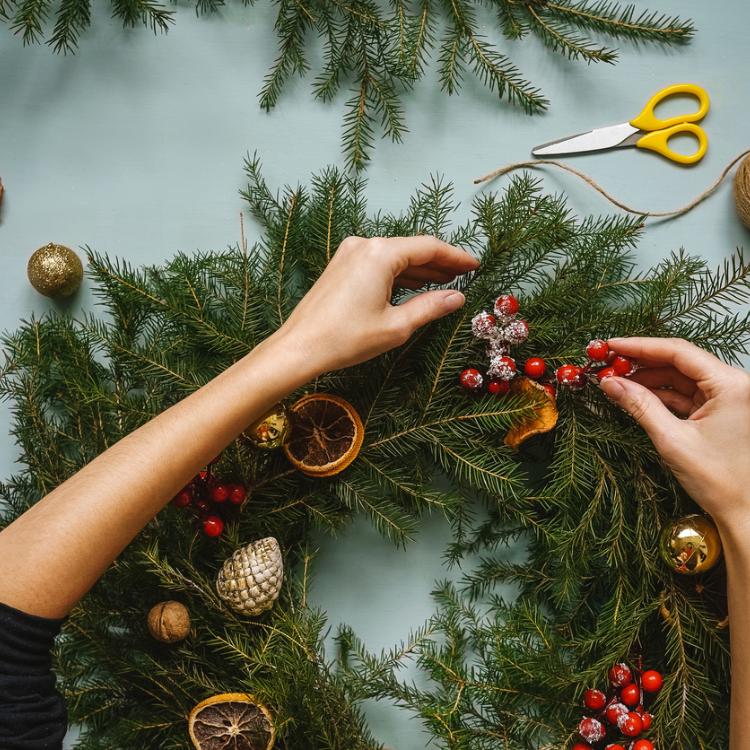 Jak sobie poradzić, gdy z jakiegoś powodu nie ma możliwości zakupu świątecznego drzewka? Co zrobić zamiast choinki, by wprowadzić do wnętrza bożonarodzeniowy nastrój? (Fot. iStock)
