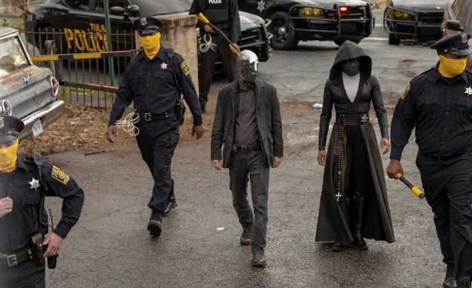  W serialu „Watchmen” policjanci dla bezpieczeństwa ukrywają swą tożsamość. (Fot. materiały prasowe)