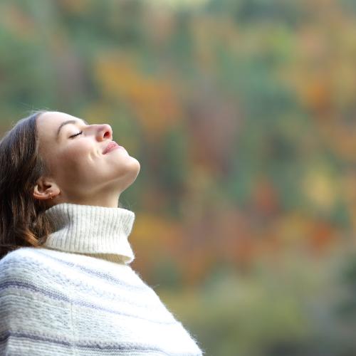 Świadomy oddech pomaga wyciszyć negatywne myśli. (Fot. iStock)