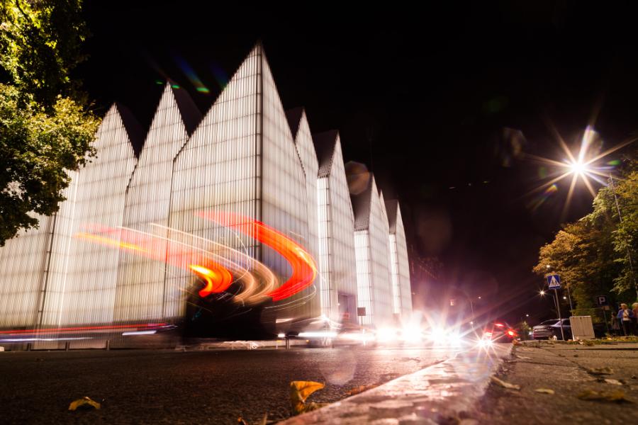 Fasada Filharmonii w Szczecinie jest podświetlana. (Fot. Wojciech Grzędziński)