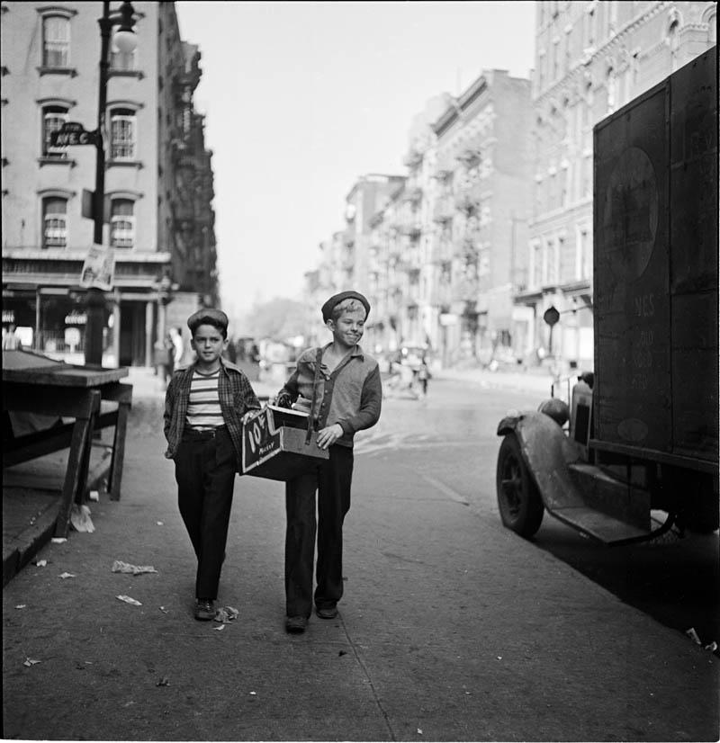 Młodzi chłopcy do czyszczenia butów, Nowy Jork 1947 (Fot. Stanley Kubrick)