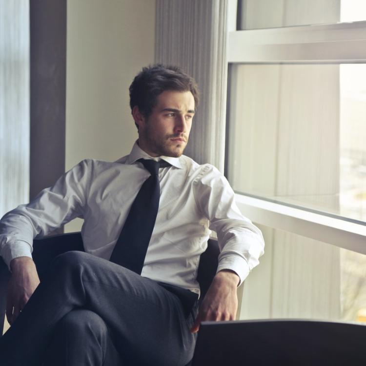 Odpowiednio dobrany krój spodni zapewnia wygodę i luz, tak pożądane przez mężczyzn. (Fot. materiały partnera)