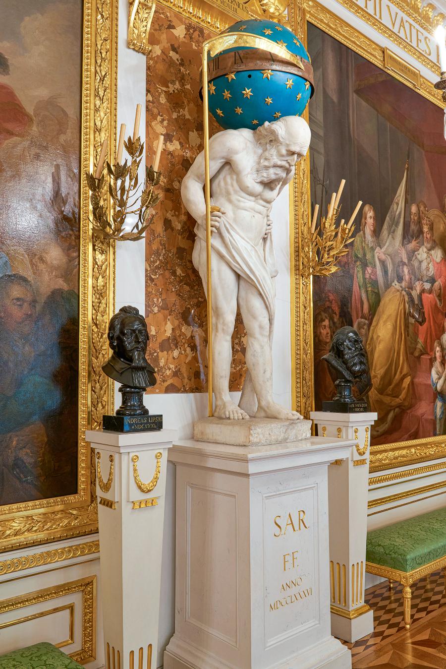 Rzeźba Chronosa autorstwa Jakuba Monaldiego w Sali Rycerskiej. (Fot. Archiwum Zamku Królewskiego)