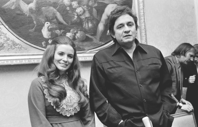 Johnny Cash poślubił June Carter w 1968 roku. Oświadczał się 30 razy, zanim się zgodziła. Powiedziała „tak” na scenie podczas koncertu w Londynie. Drugie małżeństwo muzyka mu służyło – zerwał z nałogami, nawrócił się, a jego kariera nabrała tempa. (Fot. BEW Photo)
