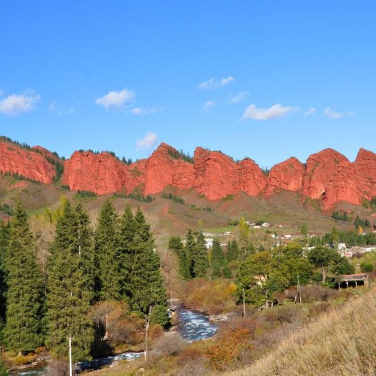 123RF.com / Czerwone skały (Siedem Byków) w malowniczej dolinie Dżety-Oguz