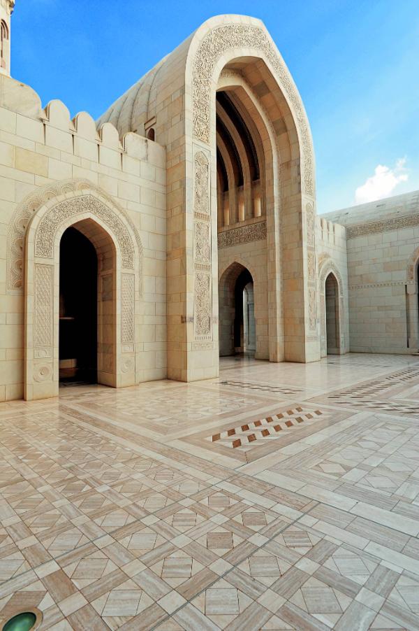  Sułtan Kabus wybudował Wielki Meczet w Maskacie, by uczcić 30-lecie swojego panowania. Budowla zachwyca proporcjami i pięknym odcieniem sprowadzonego z Indii beżowego piaskowca. (Fot. materiały prasowe)