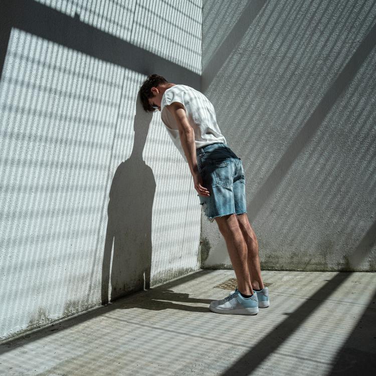 Wrażliwość to nie słabość. Wysoko wrażliwi mężczyźni mierzą się z krzywdzącymi przekonaniami. (Fot. Francesco Carta fotografo/Getty Images)