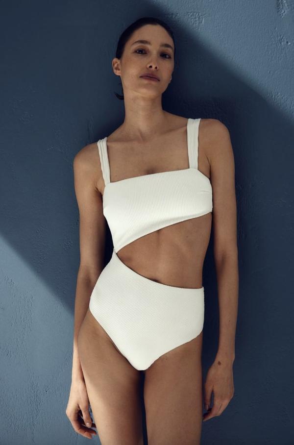Modne kostiumy kąpielowe dla dojrzałych kobiet: biały strój z wycięciem (Fot. materiały prasowe H&M)