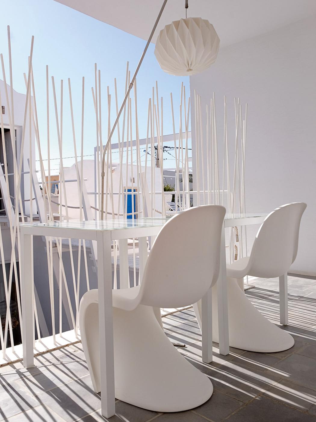  Słynne krzesła Balance, projekt Vernera Pantona – zawieszona w powietrzu jadalnia z widokiem na tarasy. (Fot. Anna Janowska)