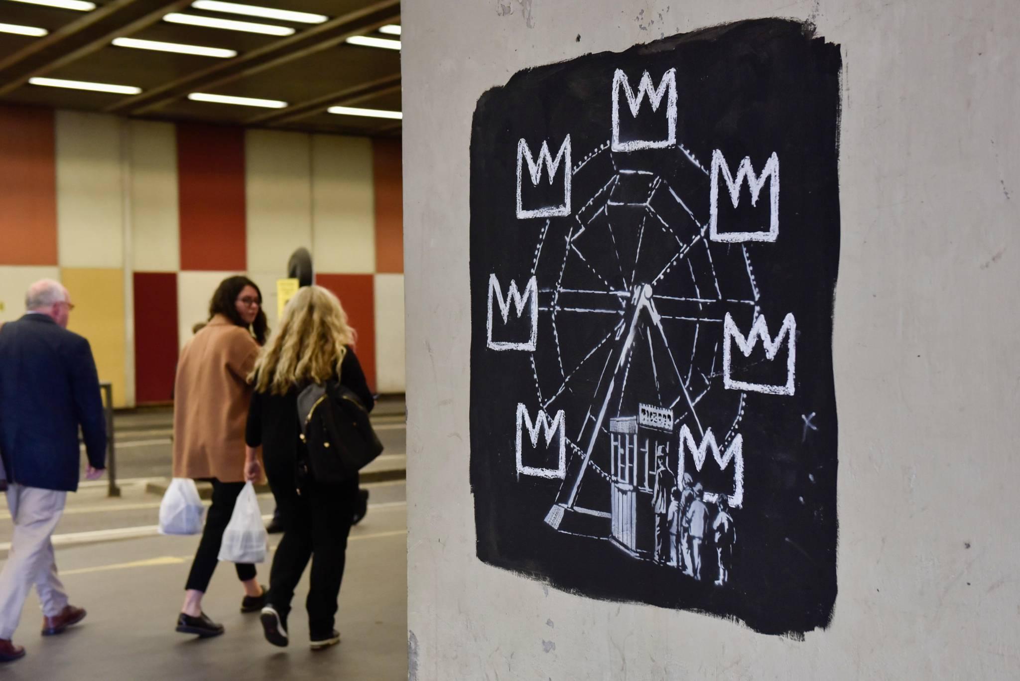 Symbolem Basquiata była korona. Na zdjęciu praca Banksy'ego poświęcona Basquiatowi. (Fot. BEW Photo)