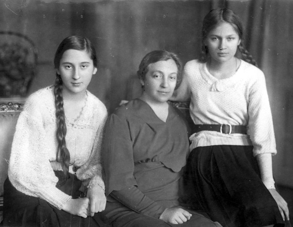 Aleksandra Piłsudska w towarzystwie córek Wandy i Jadwigi podczas pobytu w Krynicy (Fot. Narodowe Archiwum Cyfrowe)
