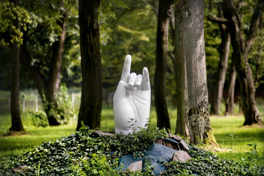 „Dłoń”, czyli jedna z rzeźb stojących w dańkowskim parku. (Fot. Jacek Kucharczyk)