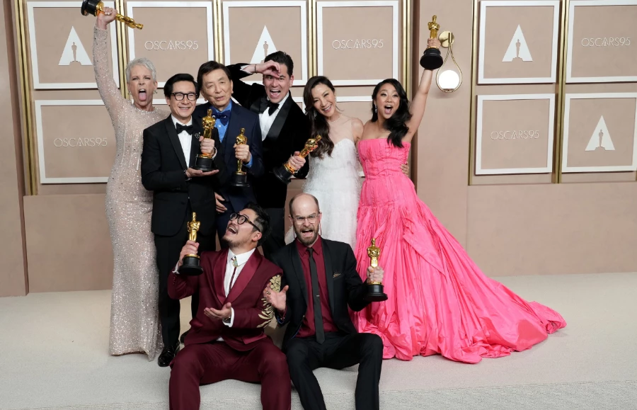 Twórcy i obsada nagrodzonej siedmioma Oscarami komedii science fiction „Wszystko wszędzie naraz”, 2023 rok (Fot. Jeff Kravitz/FilmMagic/Getty Images)