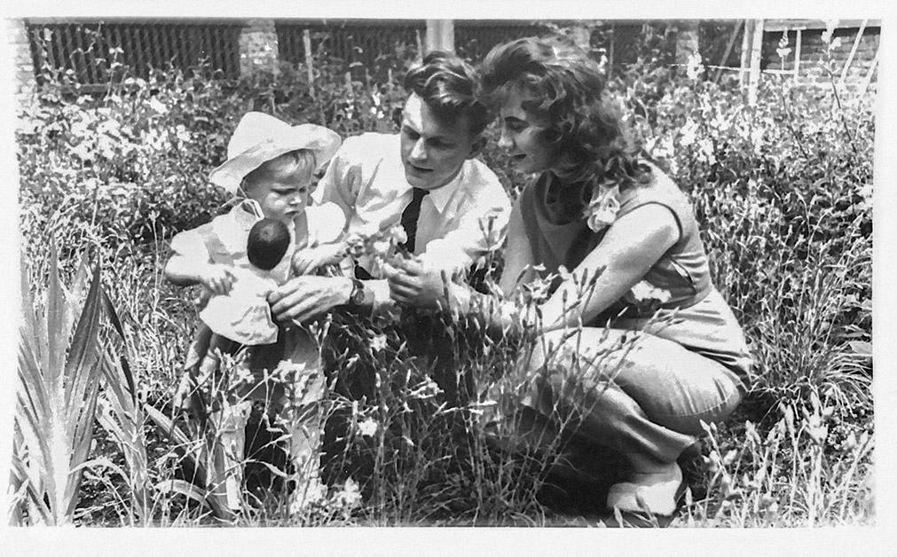 Maj 1961 r. z rodzicami w ogrodzie w Lędzinach. „To chyba moje drugie urodziny, prawdopodobnie upieram się, że sama pójdę dalej...”. (Fot. archiwum prywatne Grażyny Torbickiej)