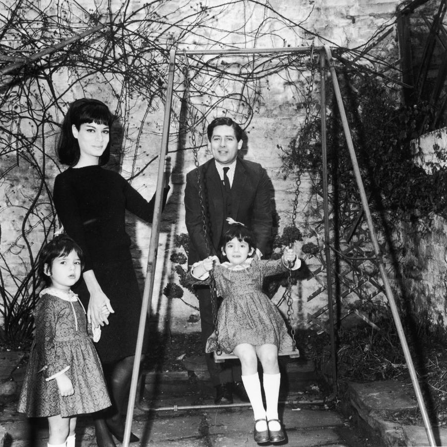Nigella (na huśtawce) z rodzicami, Vanessą Salmon i Nigelem Lawsonem, oraz siostrą Thomasiną, 1965 rok (Fot. Evening Standard/Getty Images)