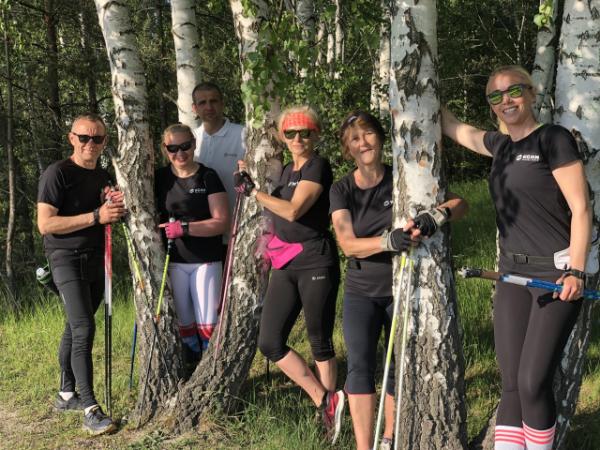 Nordic walking to sport sprzyjający nawiązywaniu relacji – świetnie maszeruje się w grupie. Na zdjęciu instruktorka Paulina Ruta i jej podopieczni. (Fot. archiwum prywatne Pauliny Ruty)